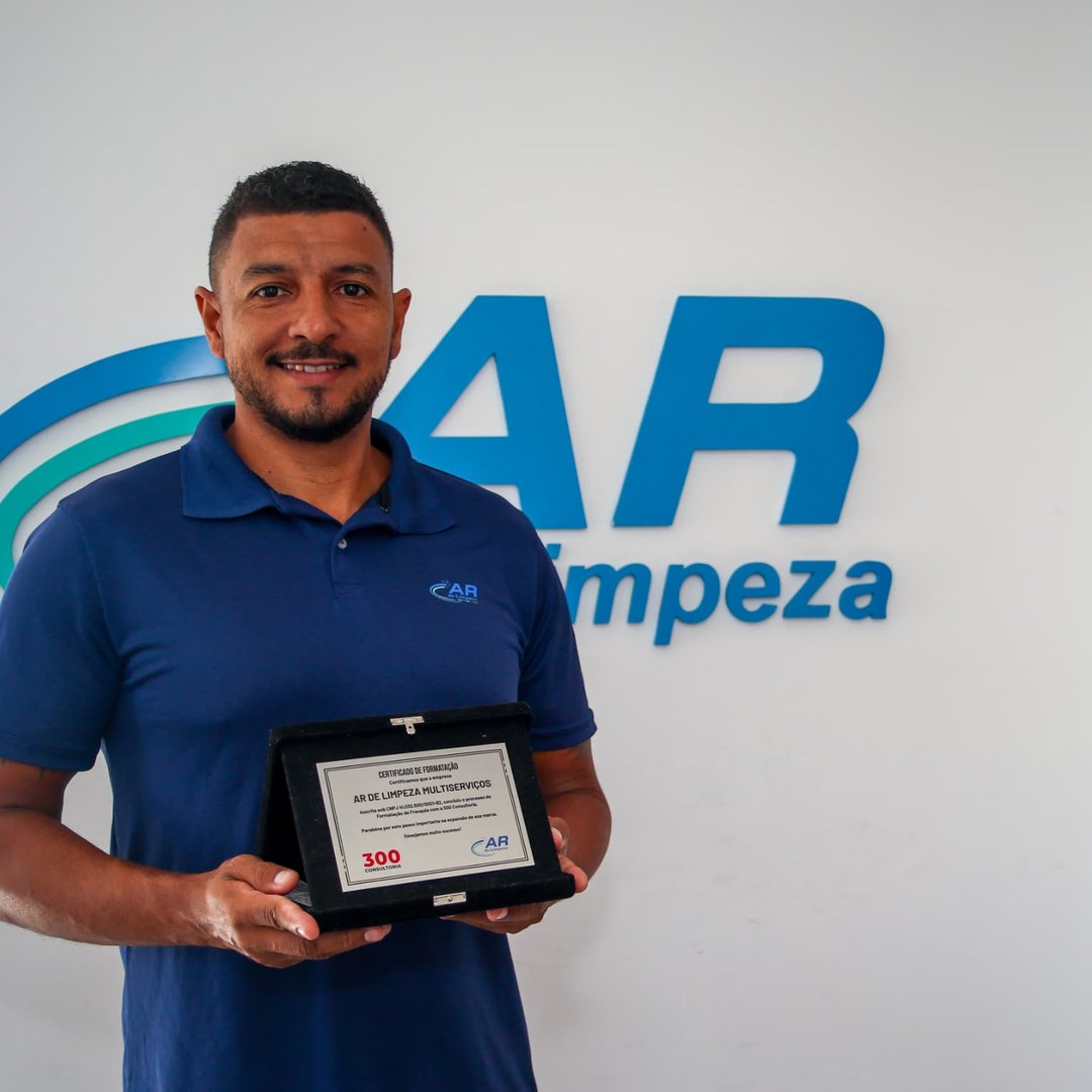 Sócio da AR de Limpeza Multiserviços com o certificado de formatação de franquia
